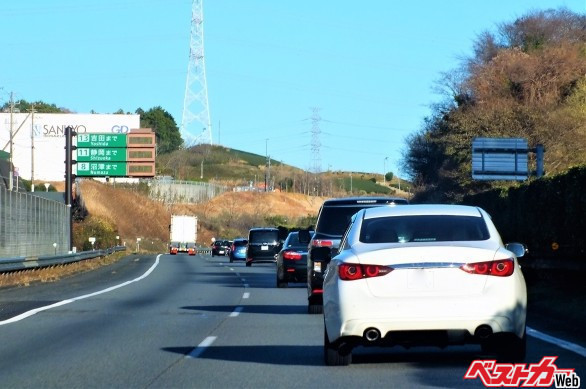 このように追い越し車線から渋滞が始まるのか？（写真AC）