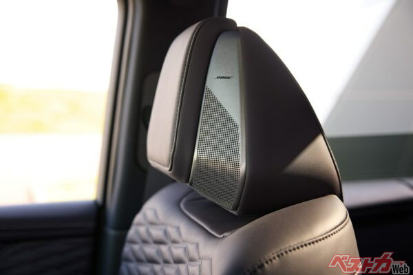 新型エルグランドの内装ではひときわ目を引くヘッドレストスピーカー