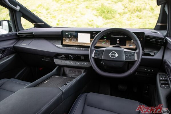 見やすさと使いやすさを追求した14.3インチ統合型インターフェースディスプレイが搭載