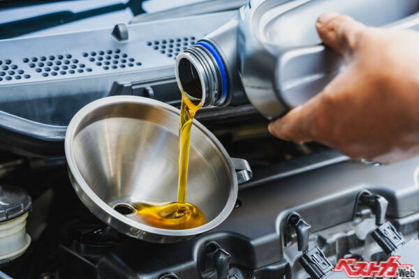 オイル交換の目安は、通常の使用の場合で、一般的なガソリン車は1万5000kmまたは1年ごと。軽自動車(NA)やターボ車などでは1万kmまたは半年とされている(Jack Tamrong@Adobe Stock)