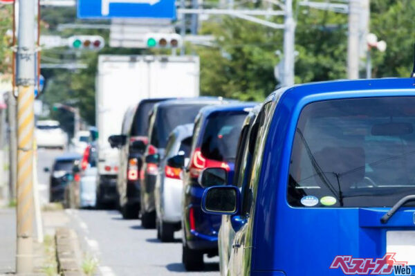 35℃以上の猛暑日に渋滞が続くとクルマを痛みつけることになる。やはりしっかりとしたケアが必要なのだ(oka@Adobe Stock)