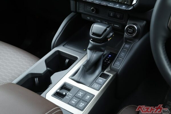 ランクル250のブレーキホールドはシフトセレクターのすぐそばにある。ハイテク高性能がウリというわけではないランクル250に、メモリー機能は備わっていない