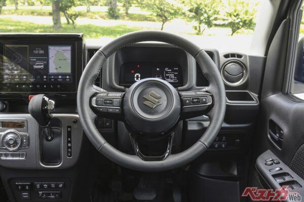 新デザインのステアリングも使いやすさバツグン。しかもステアリングヒーター付き!! 十分すぎるほど運転支援機能が付いている