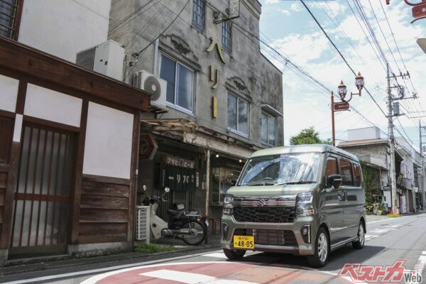 軽自動車で小回りが利く、ということだけでなく視界の良さや運転席の使いやすさなどもあって街中もラクラクだ