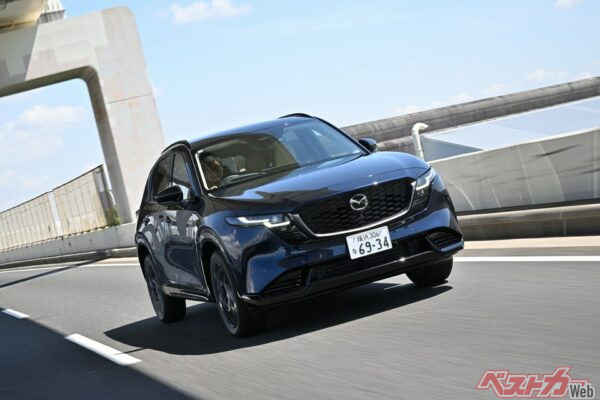 新型CX-5のフロントレーダーセンサーはエンブレムの付近に備わっている