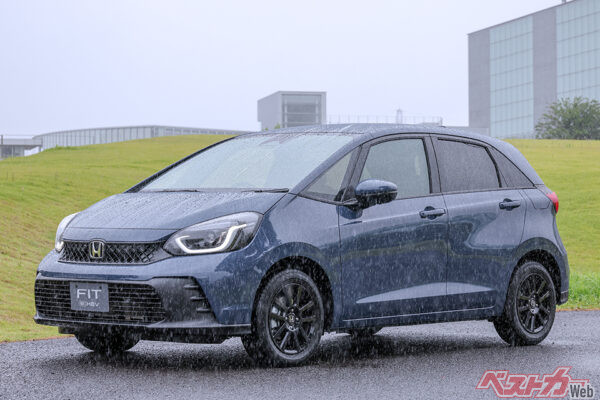 ホンダ フィット（180万6200〜295万5700円）。全長×全幅×全高＝3995×1695×1540mm、ホイールベース＝2530mm、出力＝106ps/13.0kgm、WLTCモード燃費＝29.0km/L（G、HV）