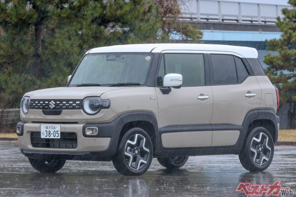 スズキ クロスビー（215万7100〜255万5300円）。全長×全幅×全高＝3760×1670×1705mm、ホイールベース＝2435mm、出力＝80ps/11.0kgm、WLTCモード燃費＝22.8km/L（HV）
