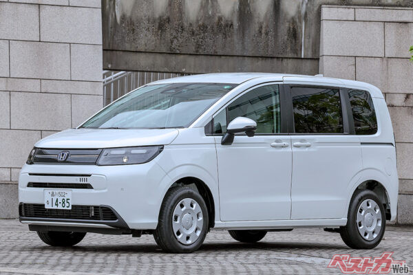 ホンダ フリードe:HEV（262万3500〜344万5000円）。全長×全幅×全高＝4310×1695×1755mm、ホイールベース＝2740mm、出力＝106ps/13.0kgm、WLTCモード燃費＝25.6km/L（G、HV）