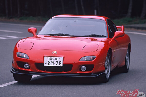 マツダRX-7(FD3S/中古車相場:378万~1872万円)。全長×全幅×全高=4285×1760×1230mm、ホイールベース=2425mm、出力=280ps/32.0kgm、発表時燃費=8.1km/L