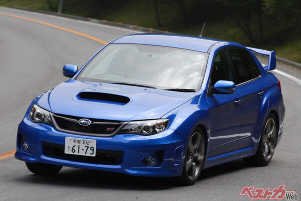 スバル インプレッサWRX STI（GVB／中古車相場：13万～1058万円）。全長×全幅×全高＝4580×1795×1470mm、ホイールベース＝2625mm、出力＝308ps/43.0kgm、発表時燃費＝10.4km/L