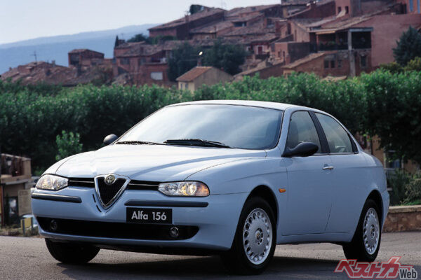 アルファロメオ 156(中古車相場:80万~200万円)。全長×全幅×全高=4430×1695×1330mm、ホイールベース=2570mm、出力=200ps/19.0kgm、発表時燃費=12.8km/L
