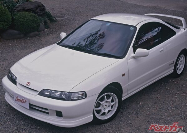 ホンダ インテグラタイプR（DC2／中古車相場：220万～658万円）。全長×全幅×全高＝4380×1695×1330mm、ホイールベース＝2570mm、出力＝200ps/19.0kgm、発表時燃費＝12.8km/L