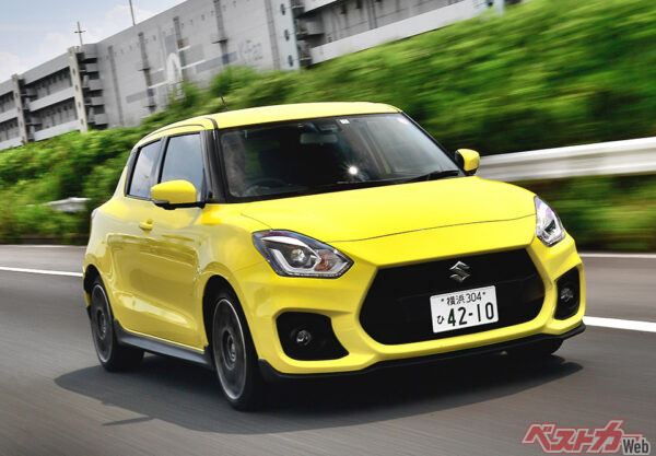 スズキ スイフトスポーツ(ZC33S/中古車相場:108万~410万円)。全長×全幅×全高=3890×1735×1500mm、ホイールベース=2450mm、出力=140ps/23.4kgm、発表時燃費=17.6km/L