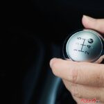 シフトノブに手を置きっぱなしにしてない？ MT全盛期にはありえなかった愛車のNG操作5選！