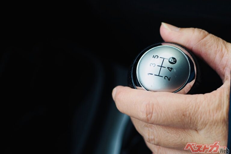 シフトノブに手を置きっぱなしにしてない？ MT全盛期にはありえなかった愛車のNG操作5選！