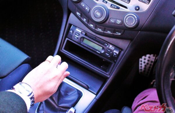 シフトノブに手を置きっぱなしにしてない？　MT車に長く乗ってる人がやらないNG操作