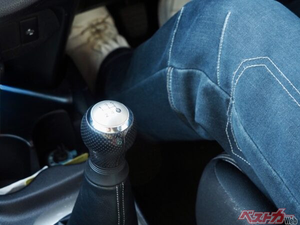 シフトノブに手を置きっぱなしにしてない？　MT車に長く乗ってる人がやらないNG操作