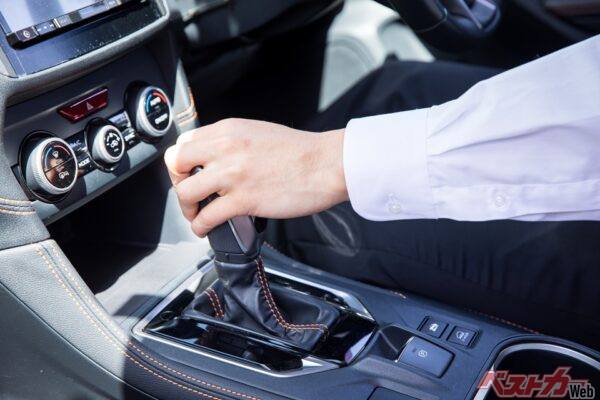 シフトノブに手を置きっぱなしにしてない？　MT車に長く乗ってる人がやらないNG操作