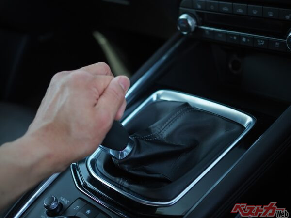シフトノブに手を置きっぱなしにしてない？　MT車に長く乗ってる人がやらないNG操作