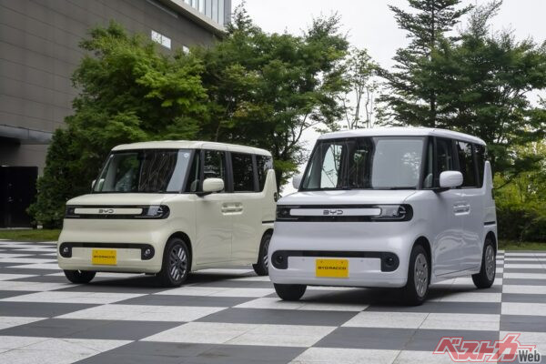 300プラス(左)と200グレード(右)。外装の違いはホイールやフォグなどに止まるが、むしろ差が大きいのは機能・性能といった中身だ