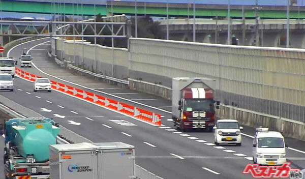 ジッパー合流対策後の一宮JCT。紅白のラバーボールを先頭付近まで設置し、先頭での合流を促している（提供：NEXCO中日本）