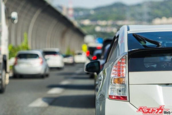 ファスナー合流は、加速車線と走行車線で一定程度並走するため、合流するほうとされるほうで自然と速度調整ができ、流れを保ったまま合流することが可能になる（PHOTO：Adobe Stock_beeboys）