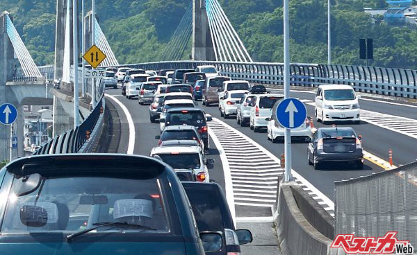 今年こそお盆渋滞に実践!!　ファスナー合流は本当に渋滞を減らすことができるのか？