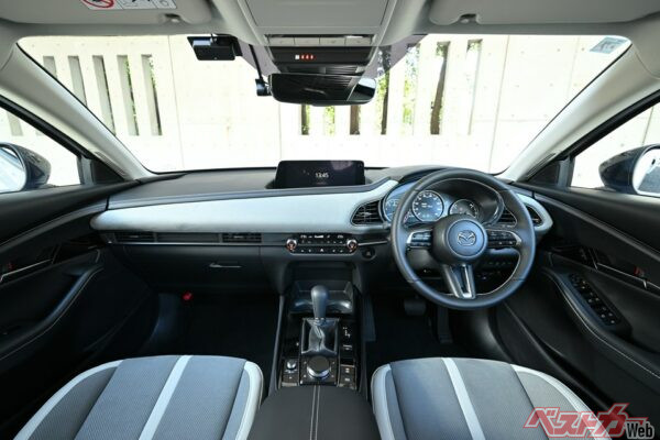 CX-30の運転席。やはりマツダらしく内装もクラス以上の質感を味わせてくれる