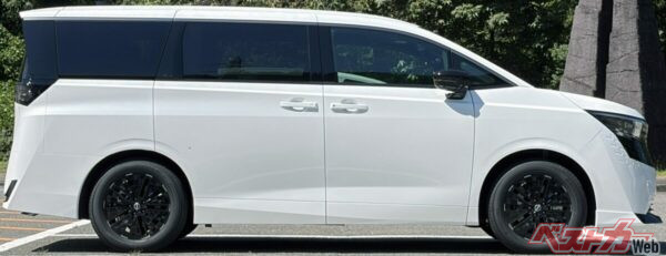 全長4995mm×全幅1895mm×全高1970mm。堂々たるサイズで、狭い道や駐車場では注意が必要になりそうだ