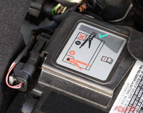 アイドリングストップ車用バッテリーには、頻繁な停止と再始動に耐えられる高い充電性能と耐久性が求められる（PHOTO：Adobe Stock_HENADZY）