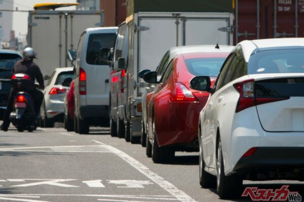信号待ちや渋滞中に手動で車両システムをOFFにすると、安全装置やブレーキ、ステアリングのアシストが作動しなくなるおそれがある（PHOTO：Adobe Stock_oka）