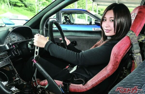 96cmヒップのグラドルがマニュアルを叩き込む！ 「グラビアタレントとドリフトの二刀流」東かなめと愛車の相思相愛関係