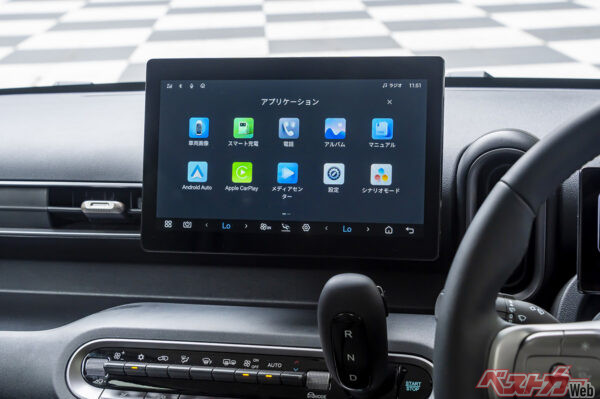 純正の車載ナビが用意されておらずスマートフォン連携機能を利用してナビを表示する仕様
