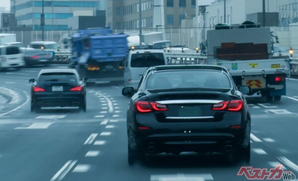 SWANSブランド「ドライビングサングラス」を装着して運転すれば、前走車のテールランプやブレーキランプ、ウィンカーなどの色が自然と目に入ってくる!