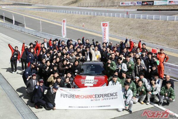 当日は静岡工科自動車大学校から3年生38名、中央メカニック自動車大学校から1年生15名、東海工科自動車大学校から1年生7名、あわせて60名が参加した
