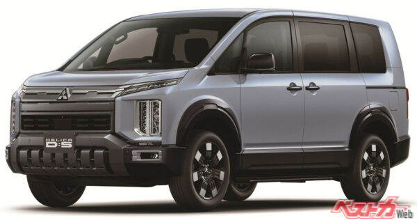 2026年1月に一部改良が施された三菱自動車 デリカD5。前後バンパーのデザイン変更とホイールアーチモールの追加でさらに精悍な見た目になった