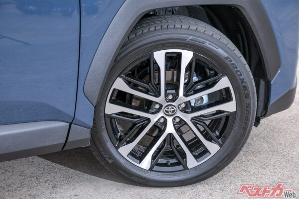 RAV4の足まわり。GRスポーツなら専用の足まわりとなっているが、素のRAVだとさすがにサーキット走行でも耐久性のあるブレーキというわけではないようだ