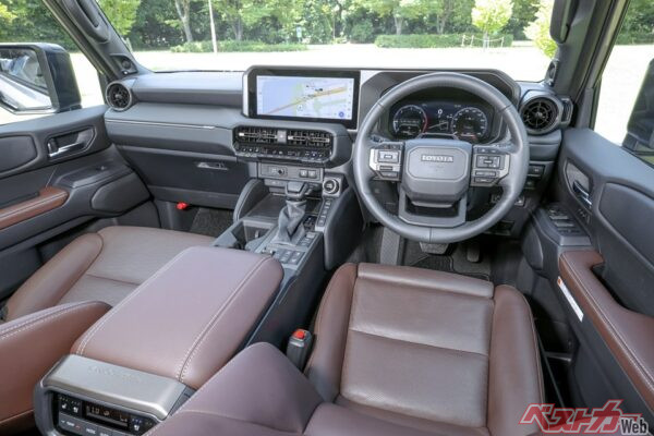 ランクル250の運転席。高い買い物だからこそクルマに何を求めるか、そのクルマの個性はなにかを理解しておく必要がある