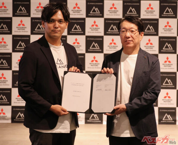 2026年7月、三菱自動車は東京大学発スタートアップ株式会社Highlandersと人型ロボットに関する協業発表。写真は三菱の加藤隆雄会長（右）とHighlanders増岡宏哉代表（左）