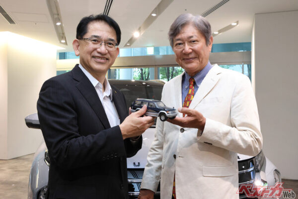インタビューは三菱自動車工業本社で実施。パジェロのミニカーを岸浦社長にプレゼントしました