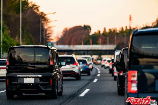 渋滞中、せっかちな人は右に左に車線変更を頻繁に繰り返している人がいるが……(show999@Adobe Stock)