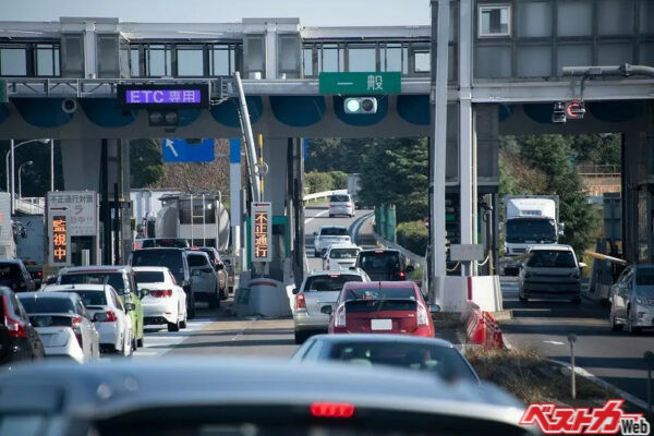 料金所では、まっすぐ通行できる車線にクルマは集中しがちなので、両サイドのゲートを選んだほうが速くなる傾向(BSDC@Adobe Stock)
