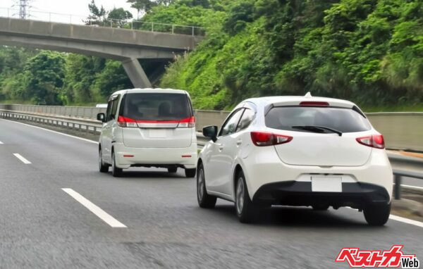 後続車がいるのを気付いているはずなのになぜ追い越し車線に居座り続けるのか?(写真AC)
