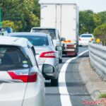 【お盆の高速道路あるある】ずっと追い越し車線、左へ右へウロウロ……「困ったクルマ」に遭遇したらどうすればいい？