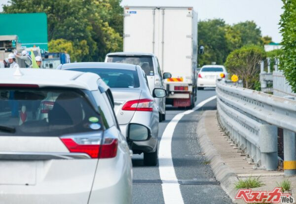 【お盆の高速道路あるある】ずっと追い越し車線、左へ右へウロウロ……「困ったクルマ」に遭遇したらどうすればいい？