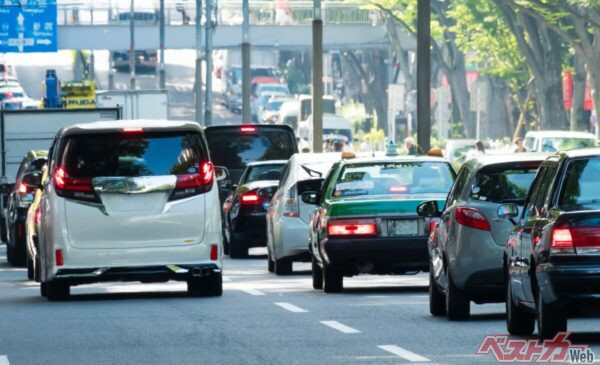 前走車のコンビランプやブレーキランプの赤色、ウィンカーの黄色が瞬時に目に入る驚きの機能を採用!!