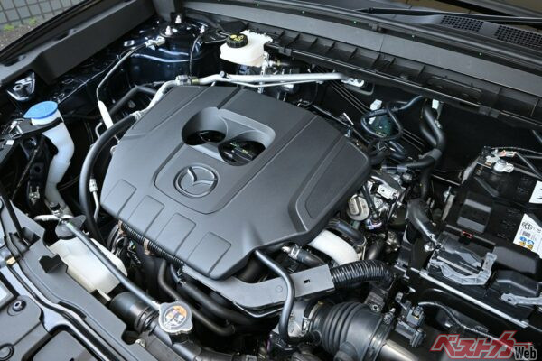 CX-5のエンジン部。ディーゼルがなくなったことを嘆く声もあるが日常での使いやすさなどの面からe-SKYACTIV G 2.5も優秀だ