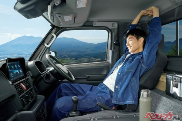 運転席のシートスライド量は軽トラック最長の180mm、シート位置は18段の調節ができ、最前端までスライドしなくても最大40℃のリクライニングが可能（スーパーキャリイ）