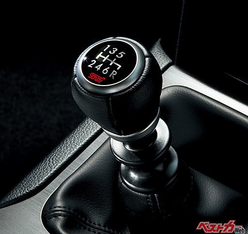 MT車用のシフトレバー。クラッチペダルと組み合わせて操作する必要があり、発進や変速には慣れが必要となる
