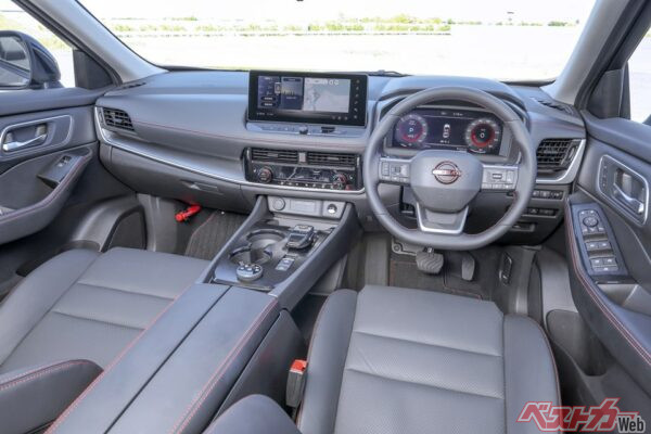 エクストレイルロッククリークの内装・運転席。赤めの日産バッジやステッチなどからスポーティな雰囲気が漂う